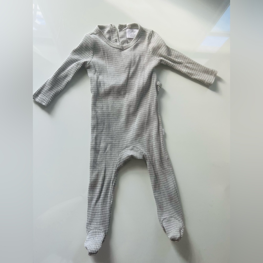 Baby 9-12 months striped footie
Very adorable and excellent quality